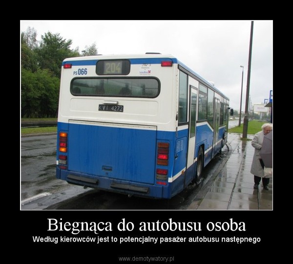 Biegnąca do autobusu osoba