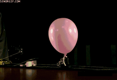 Czemu takich rzeczy nie ma na chemii?! – Samochód przebija balon z wodorem 