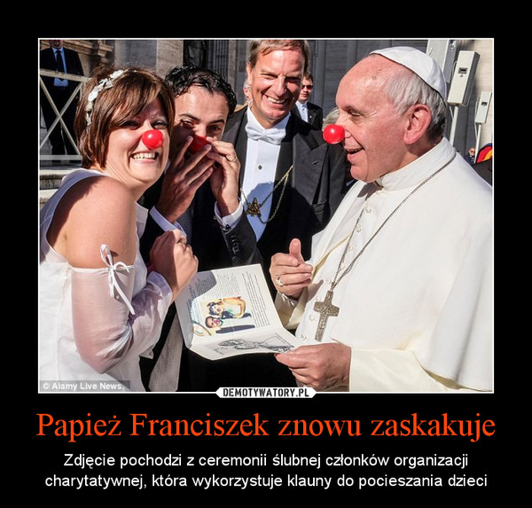 Papież Franciszek znowu zaskakuje – Zdjęcie pochodzi z ceremonii ślubnej członków organizacji charytatywnej, która wykorzystuje klauny do pocieszania dzieci 