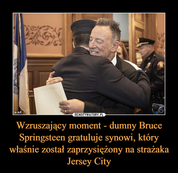 Wzruszający moment - dumny Bruce Springsteen gratuluje synowi, który właśnie został zaprzysiężony na strażaka Jersey City