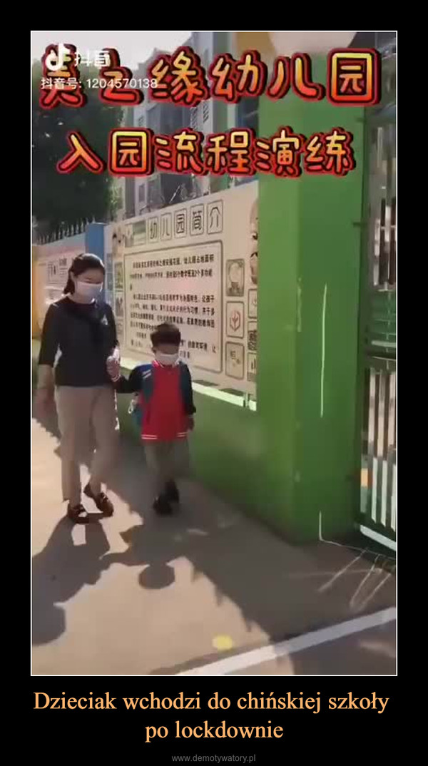 Dzieciak wchodzi do chińskiej szkoły po lockdownie –  