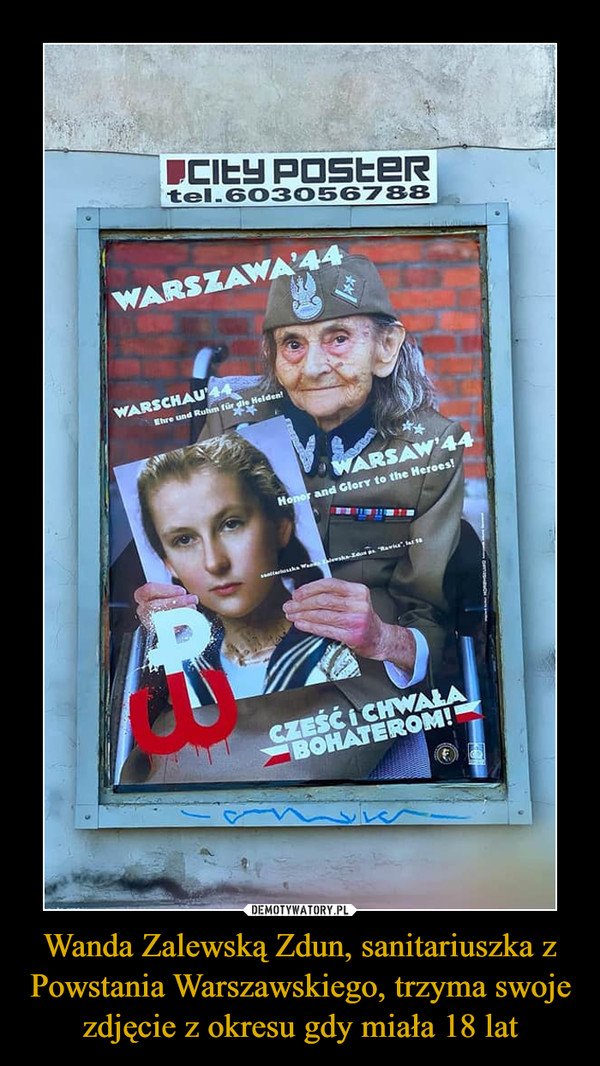 Wanda Zalewską Zdun, sanitariuszka z Powstania Warszawskiego, trzyma swoje zdjęcie z okresu gdy miała 18 lat