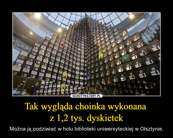 Tak wygląda choinka wykonana z 1,2 tys. dyskietek – Można ją podziwiać w holu biblioteki uniwersyteckiej w Olsztynie. 