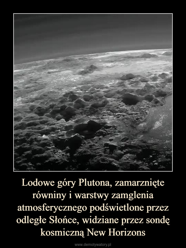 Lodowe góry Plutona, zamarznięte równiny i warstwy zamglenia atmosferycznego podświetlone przez odległe Słońce, widziane przez sondę kosmiczną New Horizons –  