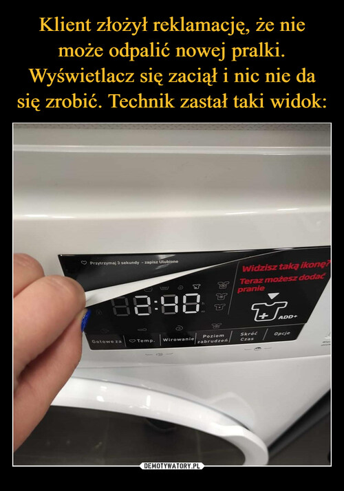 Klient złożył reklamację, że nie może odpalić nowej pralki. Wyświetlacz się zaciął i nic nie da się zrobić. Technik zastał taki widok: