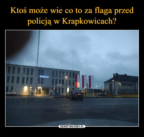 Ktoś może wie co to za flaga przed policją w Krapkowicach?