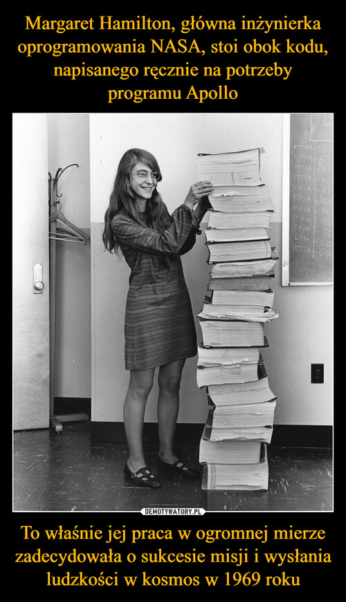 Margaret Hamilton, główna inżynierka oprogramowania NASA, stoi obok kodu, napisanego ręcznie na potrzeby programu Apollo To właśnie jej praca w ogromnej mierze zadecydowała o sukcesie misji i wysłania ludzkości w kosmos w 1969 roku