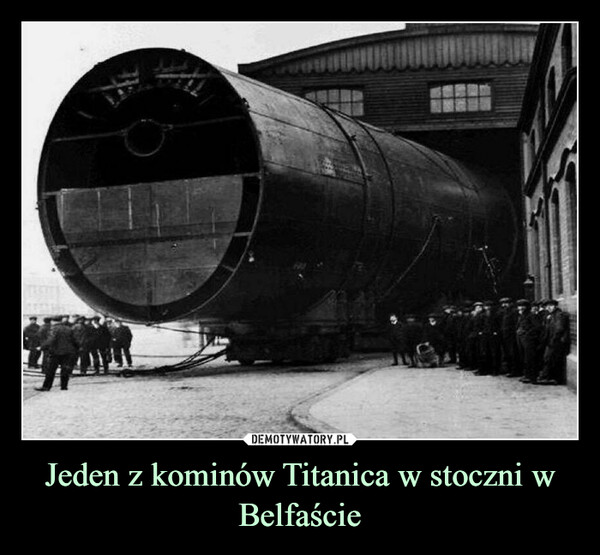 Jeden z kominów Titanica w stoczni w Belfaście –  