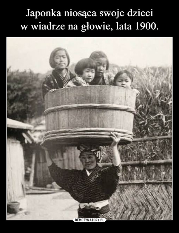 Japonka niosąca swoje dzieci
w wiadrze na głowie, lata 1900.