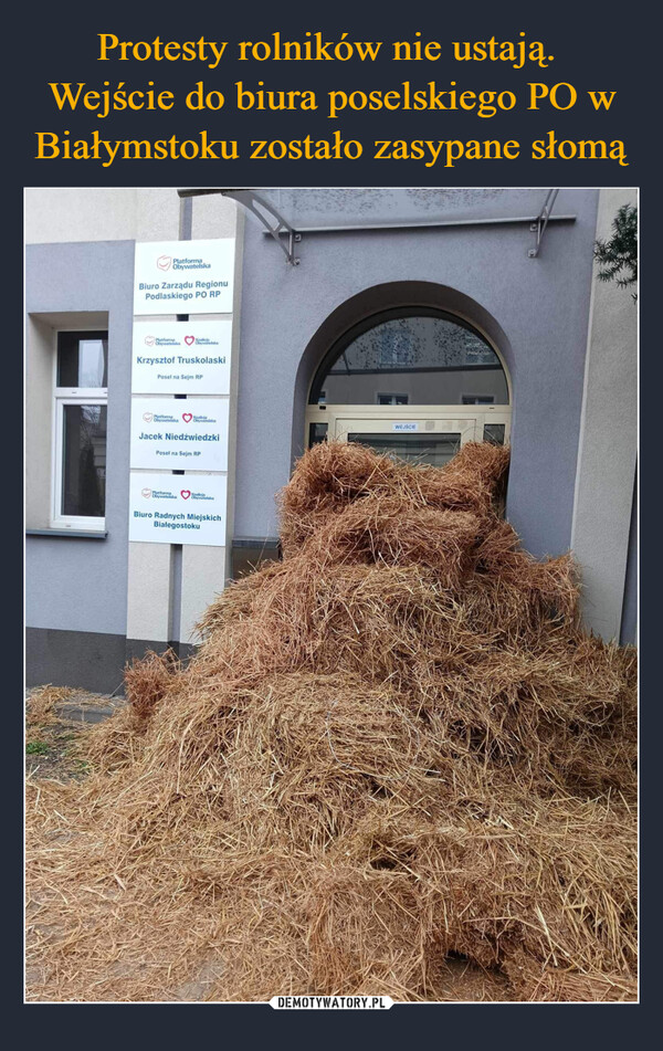 Protesty rolników nie ustają. 
Wejście do biura poselskiego PO w Białymstoku zostało zasypane słomą